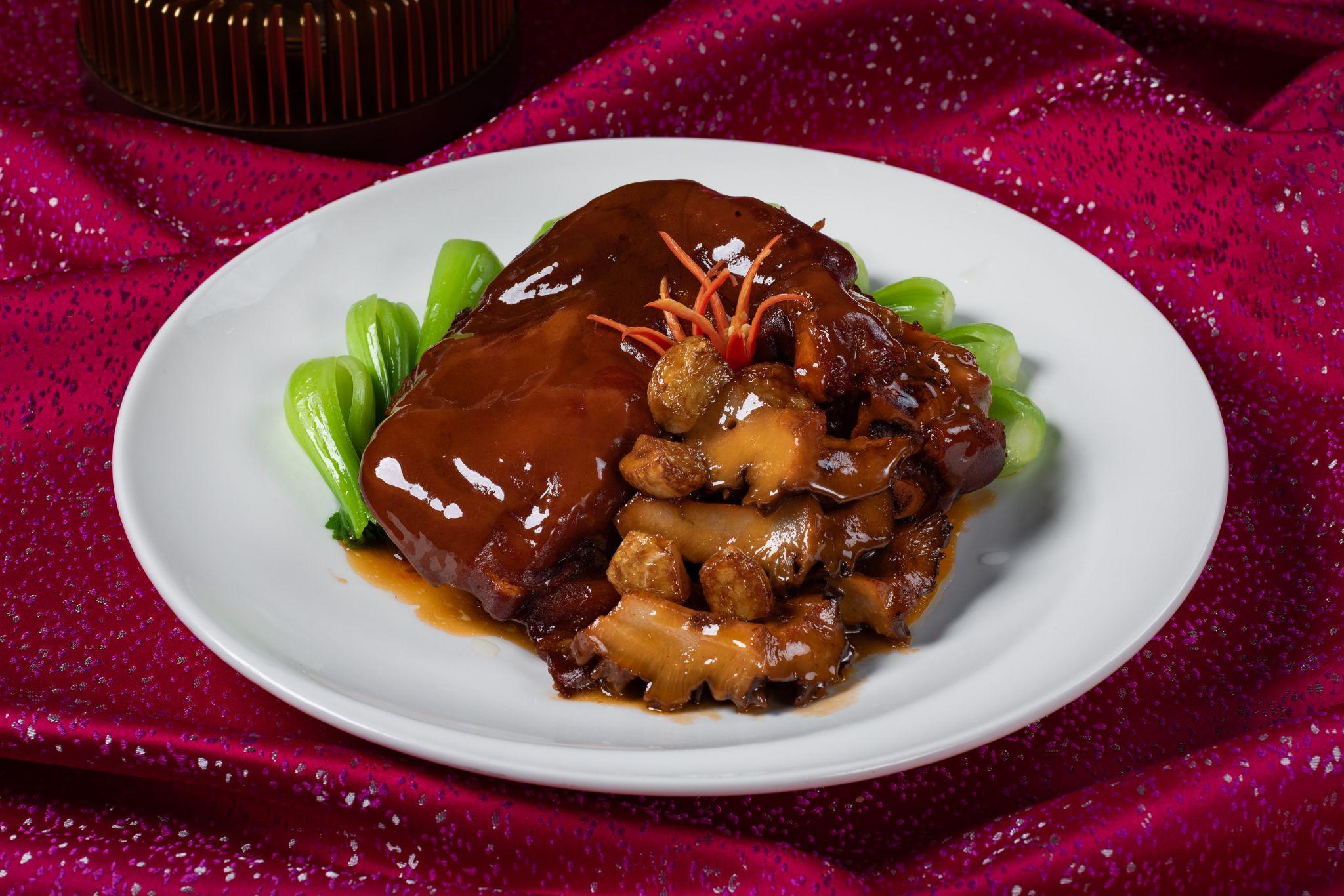 Braised Pork Knuckle with Sea Cucumber & Baby Green