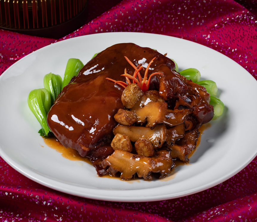 Braised Pork Knuckle with Sea Cucumber & Baby Green